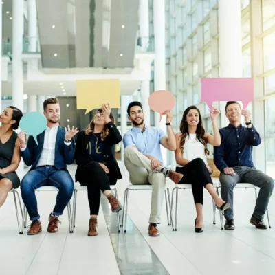 ludzie na krzesłach z kolorowymi chmurkami