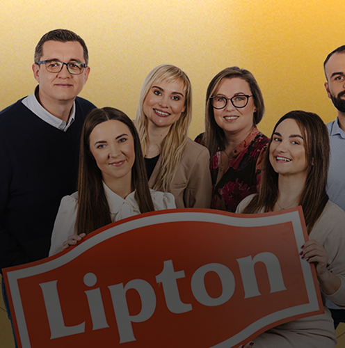 grupa-ludzi-z-logo-lipton